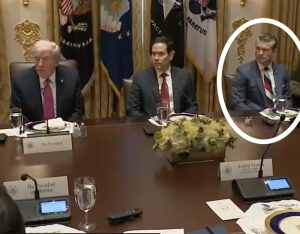 Вратовръзка в руския трикольор: Аксесоарът на Пийт Хегсет предизвика фурор след срещата със Зеленски