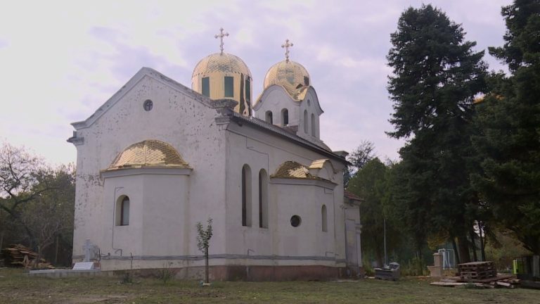 Столетната църква „Св. Иван Рилски“ в Звездица посрещна празника си с нови куполи след мащабно дарение