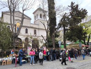 Група от Сливен, включваща 12-годишно момиче, обра църква в Бургас