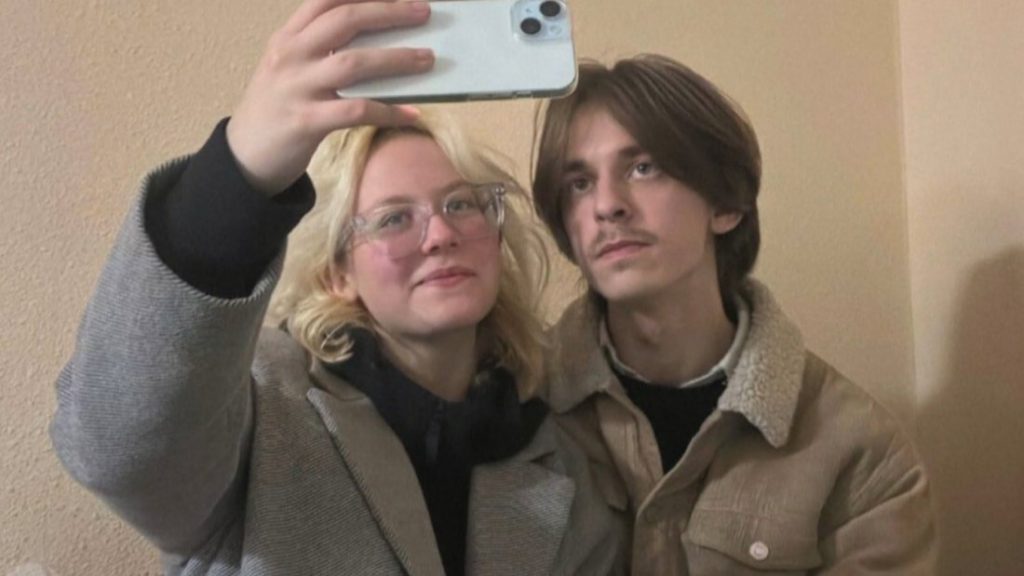 18-годишната Наоко отново задържана: Музикантката получи втора 13-дневна присъда за изпълнение на "забранени" песни 18-годишната Наоко отново задържана: Музикантката получи втора 13-дневна присъда за изпълнение на "забранени" песни