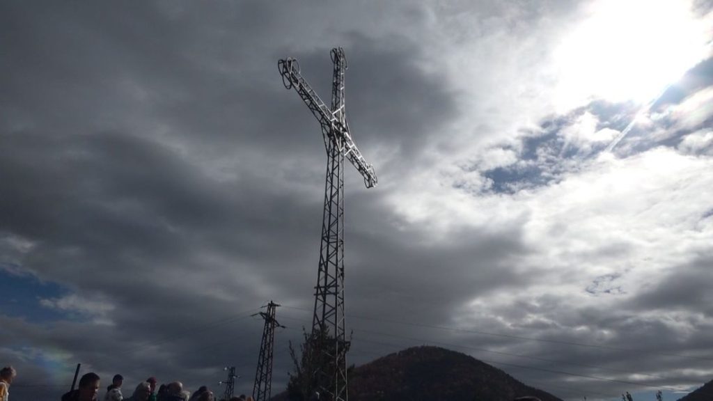 19-метров метален кръст се извиси над Устово, Смолян, построен с дарения от християни и мюсюлмани