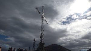 19-метров метален кръст се извиси над Устово, Смолян, построен с дарения от християни и мюсюлмани 19-метров метален кръст се извиси над Устово, Смолян, построен с дарения от християни и мюсюлмани