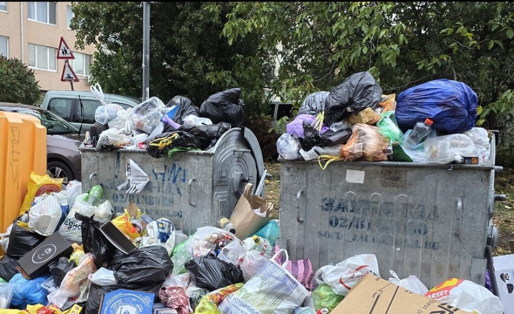 Кризата с боклука в „Люлин“ и „Красно село“ навлиза в трета седмица: София включва още 4 камиона Кризата с боклука в „Люлин“ и „Красно село“ навлиза в трета седмица: София включва още 4 камиона