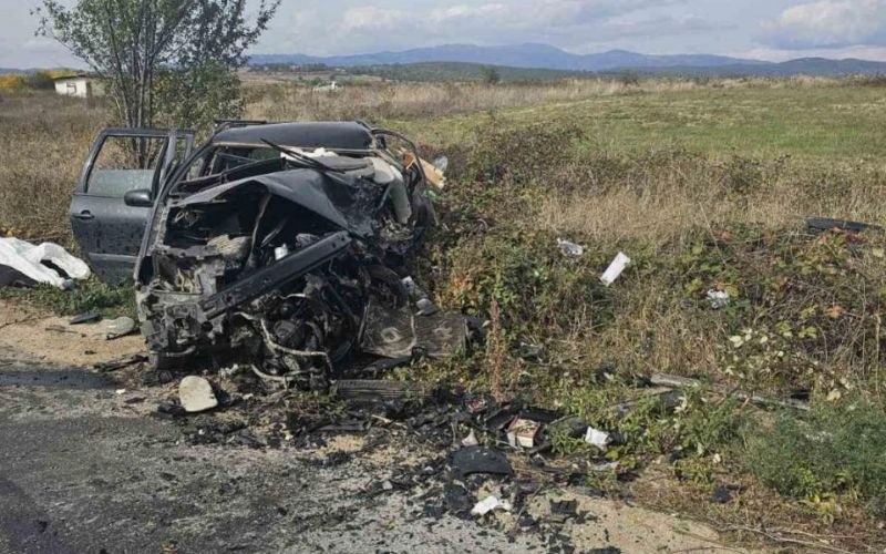 Тежка катастрофа край Кръстевич: 39-годишен водач загина, двама са ранени Тежка катастрофа край Кръстевич: 39-годишен водач загина, двама са ранени