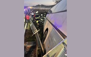 Автобус с 14 работници на „Марица Изток“ надвисна над дере след сблъсък с ТИР край Харманли Автобус с 14 работници на „Марица Изток“ надвисна над дере след сблъсък с ТИР край Харманли