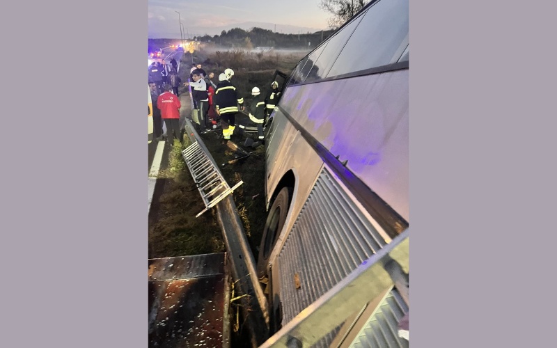 Автобус с 14 работници на „Марица Изток“ надвисна над дере след сблъсък с ТИР край Харманли