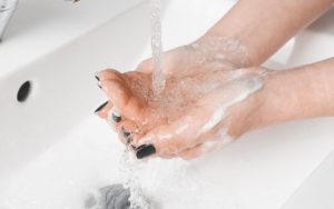 Изследване установи: Топлата вода в България съдържа средно 22 пъти повече бактерии от студената