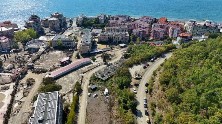 Удължават бедственото положение в Елените: Водата е замърсена с Е. коли, осигуряват 60 000 литра от резерва