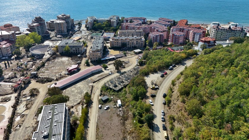 Удължават бедственото положение в Елените: Водата е замърсена с Е. коли, осигуряват 60 000 литра от резерва Удължават бедственото положение в Елените: Водата е замърсена с Е. коли, осигуряват 60 000 литра от резерва