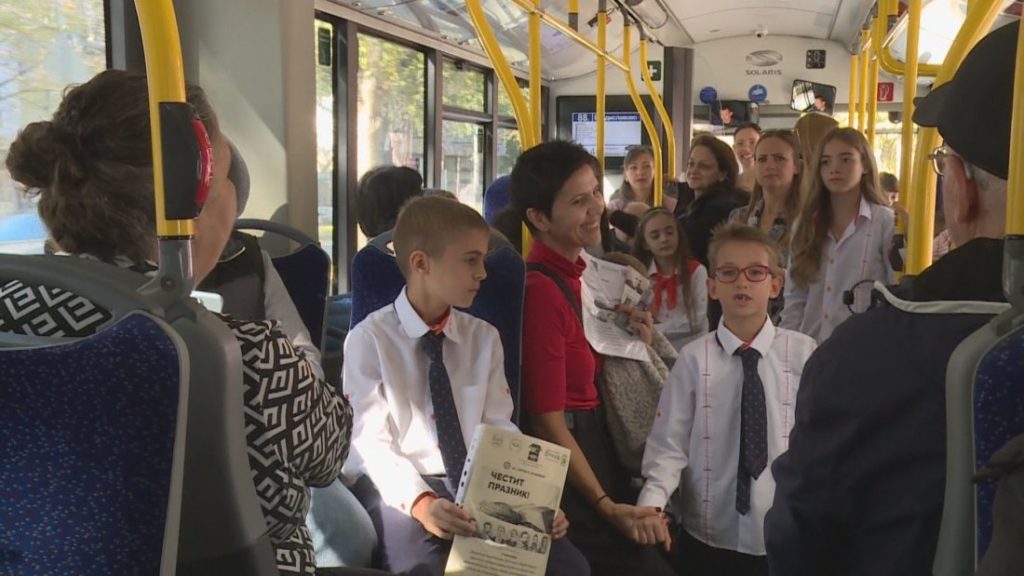 В навечерието на Деня на будителите: „Четящ автобус“ превърна градския транспорт във Варна в подвижна литературна сцена
