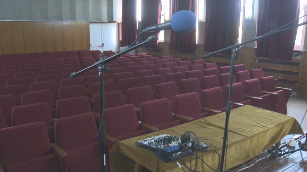 Критично състояние в СУ „Луи Брайл“: Деца с увредено зрение репетират мюзикъли на студено от години Критично състояние в СУ „Луи Брайл“: Деца с увредено зрение репетират мюзикъли на студено от години