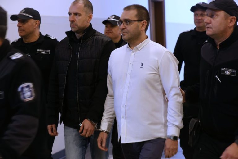 Скандал в съда: Ключов свидетел твърди, че шефът на КПКОНПИ го е заплашил със семейството му Скандал в съда: Ключов свидетел твърди, че шефът на КПКОНПИ го е заплашил със семейството му