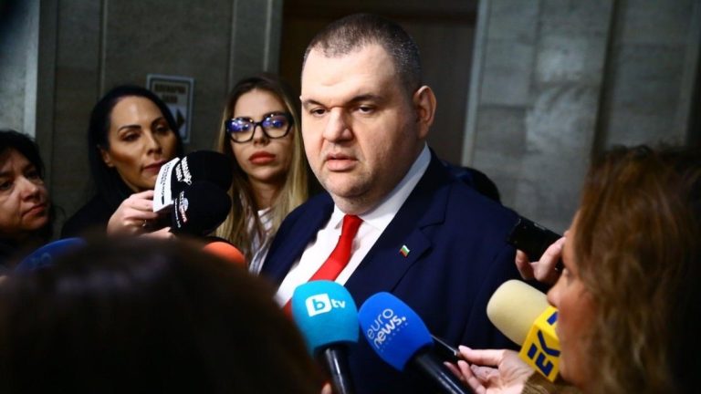 ДПС - Ново начало иска спешни средства за собствен автопарк на президентството: Институцията е по-важна от персоната ДПС - Ново начало иска спешни средства за собствен автопарк на президентството: Институцията е по-важна от персоната