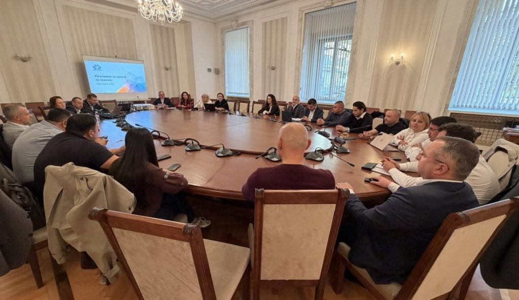 ДПС-НН търси ефективна формула срещу спекулата: Анализира гръцкия и румънския модел за поевтиняване до 45% ДПС-НН търси ефективна формула срещу спекулата: Анализира гръцкия и румънския модел за поевтиняване до 45%
