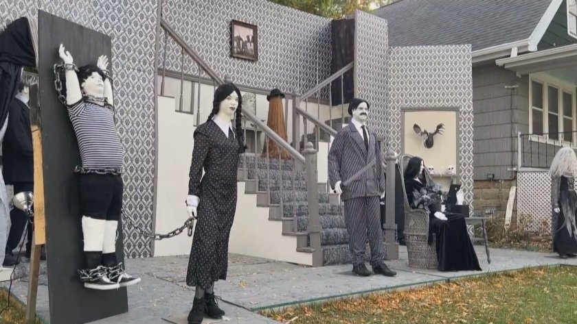 От Семейство Адамс до пиратски кораб: Мащабните Хелоуин декори в Уисконсин пленяват САЩ От Семейство Адамс до пиратски кораб: Мащабните Хелоуин декори в Уисконсин пленяват САЩ