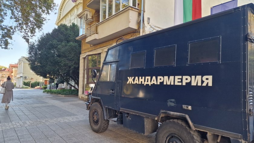 Европрокуратурата разследва ремонт на ОП „Чистота“ в Пловдив, полицията блокира сградата на Общината Европрокуратурата разследва ремонт на ОП „Чистота“ в Пловдив, полицията блокира сградата на Общината