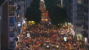 Година след най-смъртоносния потоп: Хиляди протестират във Валенсия на фона на нови наводнения и червен код Година след най-смъртоносния потоп: Хиляди протестират във Валенсия на фона на нови наводнения и червен код