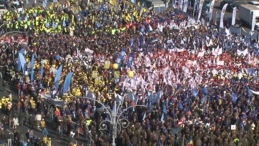 Мащабен протест в Букурещ: Хиляди настояват за край на икономиите и повишаване на минималната заплата Мащабен протест в Букурещ: Хиляди настояват за край на икономиите и повишаване на минималната заплата