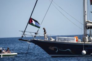 Напрежение в Средиземно море: Израелски военни кораби прехванаха хуманитарната флотилия за Газа