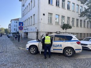 Инцидент в СУ „Иван Вазов“ Бургас: Лютив спрей засегна учителка и ученички, училището е евакуирано