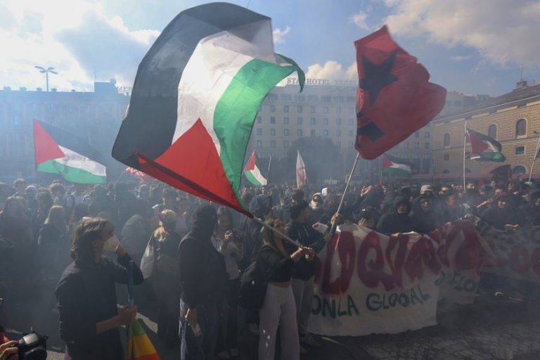 Италия на нокти: Масови протести и призив за обща стачка след инцидента с хуманитарната флотилия за Газа Италия на нокти: Масови протести и призив за обща стачка след инцидента с хуманитарната флотилия за Газа