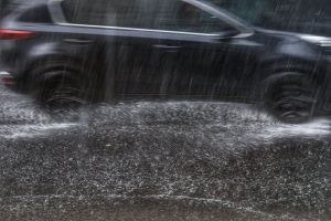 Първият сняг изненада шофьорите: Затруднено движение, ремонти и апел за зимни гуми