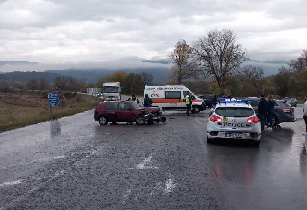Катастрофа между Разлог и Белица: Движението остава затруднено и се регулира от "Пътна полиция" Катастрофа между Разлог и Белица: Движението остава затруднено и се регулира от "Пътна полиция"