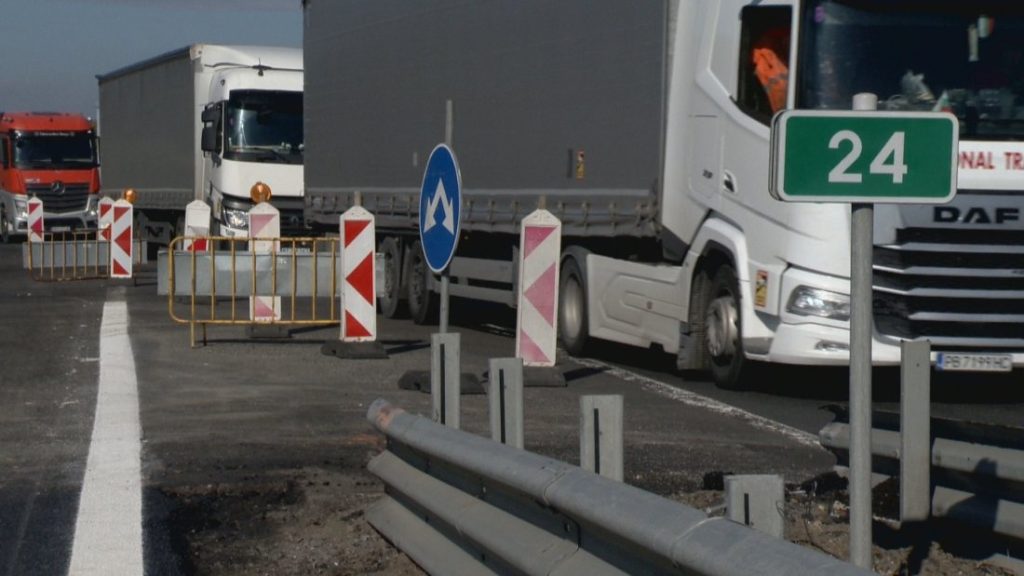 Край на тапата при Вакарел, но проблемите продължават: „Тракия“ остава без алтернативен път Край на тапата при Вакарел, но проблемите продължават: „Тракия“ остава без алтернативен път