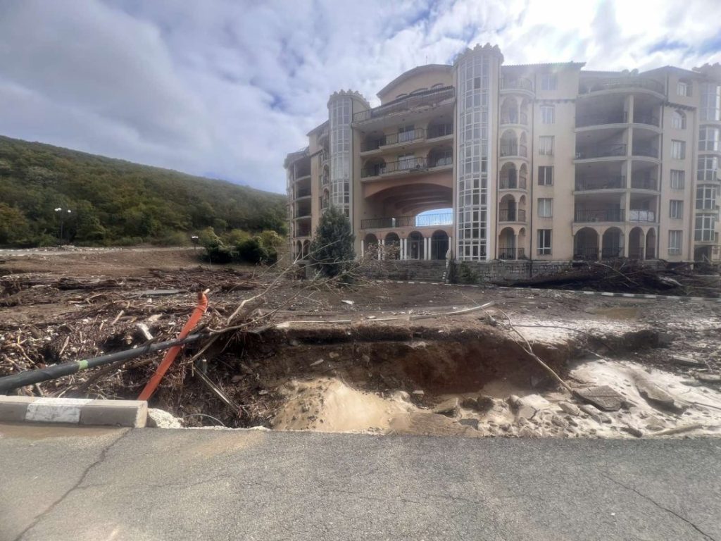 Несебър свика комисия за щетите: Без ток в Елените, водата в Свети Влас е с влошени показатели Несебър свика комисия за щетите: Без ток в Елените, водата в Свети Влас е с влошени показатели