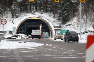 Сняг затвори АМ "Хемус": Километрични опашки и хаос в прохода "Витиня"