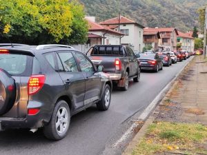 Колони от автомобили блокираха Кресненското дефиле след катастрофа; полицията регулира трафика