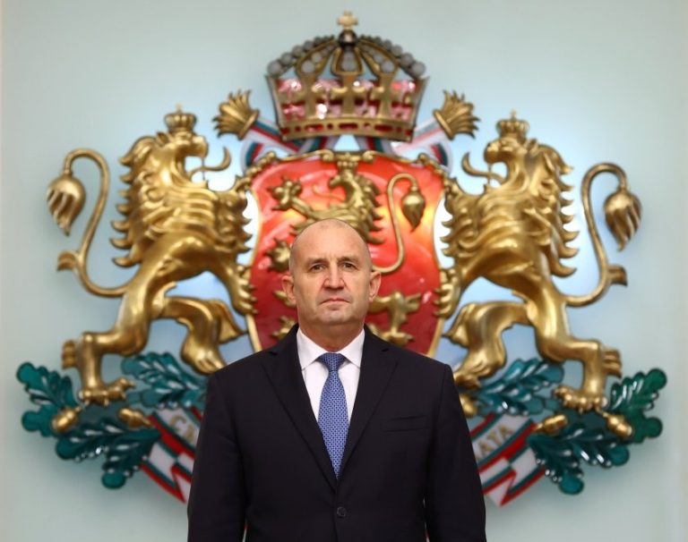 Президентът Румен Радев удостои културни дейци с Почетния знак в навечерието на Деня на будителите