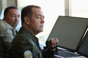 Медведев: Решенията на Тръмп са „акт на война“ срещу Русия, приравнил се е с „лудата Европа“