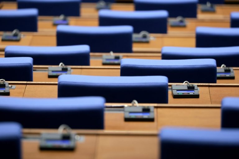 Парламентът в блокаж за втори ден: ГЕРБ отсъства, опозицията настоява за оставка Парламентът в блокаж за втори ден: ГЕРБ отсъства, опозицията настоява за оставка