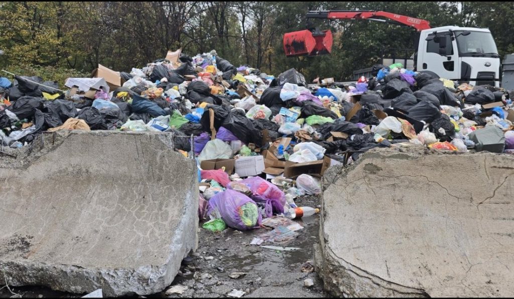 Кризата с боклука: 120 тона отпадъци са извозени от "Люлин" и "Красно село" след старта на пробния график Кризата с боклука: 120 тона отпадъци са извозени от "Люлин" и "Красно село" след старта на пробния график