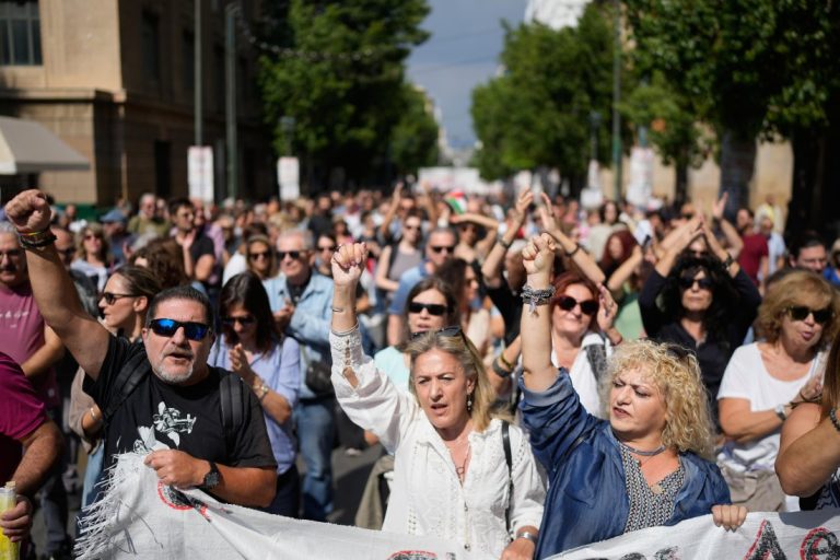 Гърция е парализирана: Обща стачка срещу „робския“ 13-часов работен ден Гърция е парализирана: Обща стачка срещу „робския“ 13-часов работен ден