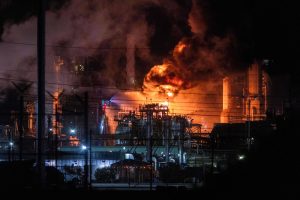 Мощен пожар избухна в рафинерия на Chevron край Лос Анджелис, властите призоваха жителите да останат по домовете си