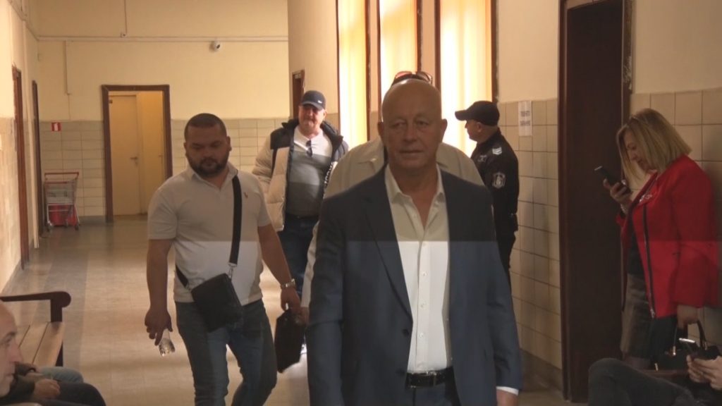 Кметът на Минерални бани остава на поста си въпреки обвиненията в ОПГ и злоупотреби за 1 милион лева Кметът на Минерални бани остава на поста си въпреки обвиненията в ОПГ и злоупотреби за 1 милион лева
