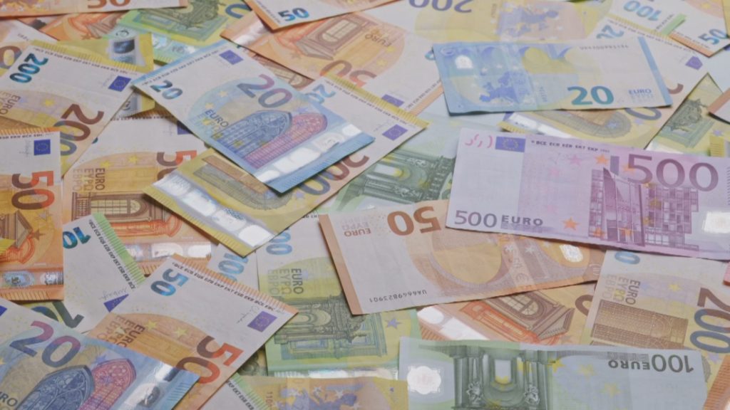 Минималната работна заплата остава 1213 лева: Скандал между синдикати и власт заради европейска директива Минималната работна заплата остава 1213 лева: Скандал между синдикати и власт заради европейска директива