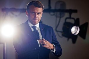 Кризата във Франция се задълбочава: Макрон е изолиран след оставката на Льокорню, настояват за предсрочни избори