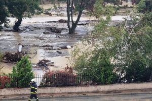 Потопът в Елените: Курортът остава затворен заради мародерства, хора отказват евакуация, търсят помощ в последния момент