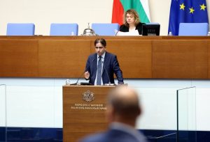 ПП-ДБ: Завладяната държава не се „преформатира“, а се освобождава. Кризата е хронична без изваждане на Пеевски от службите