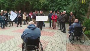 Водачи с увреждания протестират в Пловдив срещу „дискриминационни“ регламенти за шофьорски книжки