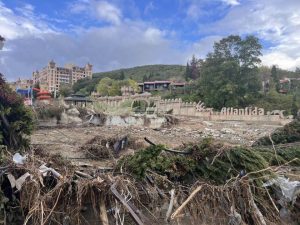 Енергийното министерство проверява мрежата в Елените след бедствието: Селището остава без ток