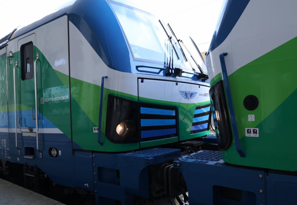 Три нови локомотива Siemens Smartron влязоха в експлоатация в БДЖ: Фокус върху надеждност и енергийна ефективност Три нови локомотива Siemens Smartron влязоха в експлоатация в БДЖ: Фокус върху надеждност и енергийна ефективност