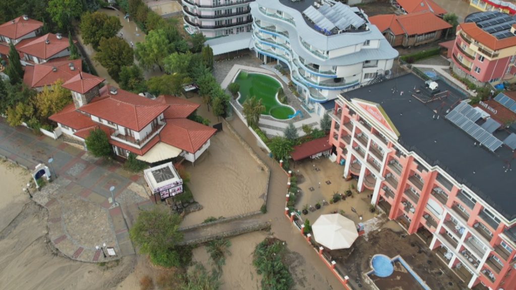 Кризата с водата продължава: Държавният резерв доставя над 60 000 литра вода за Свети Влас и Китен Кризата с водата продължава: Държавният резерв доставя над 60 000 литра вода за Свети Влас и Китен