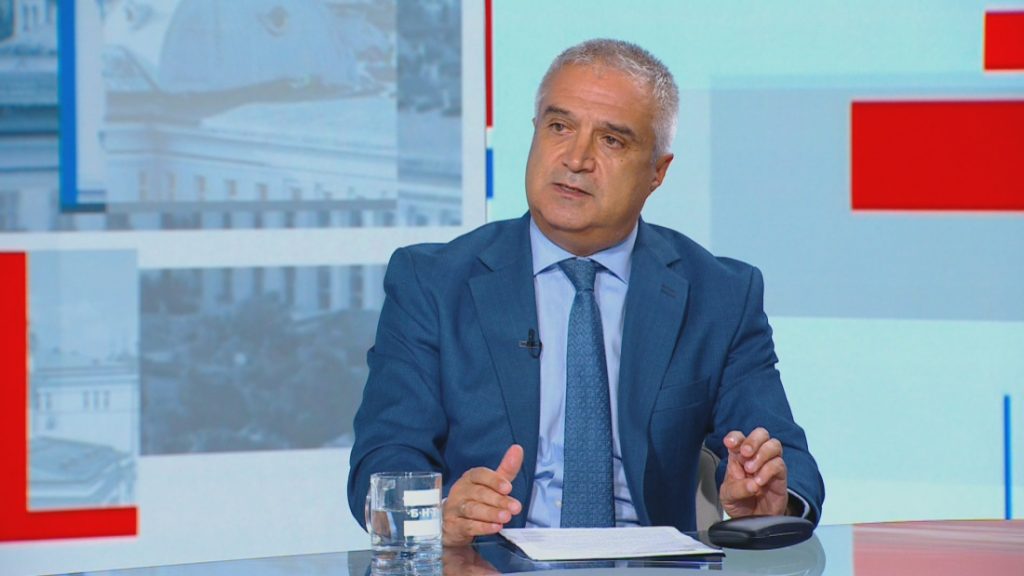 Радев (АИКБ): Казусът "Лукойл" не е безобиден, елементарната дерогация едва ли ще сработи Радев (АИКБ): Казусът "Лукойл" не е безобиден, елементарната дерогация едва ли ще сработи