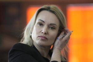 Русия официално обяви журналистката Марина Овсянникова за "чуждестранен агент"