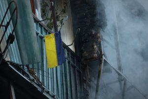 Руски удар с дрон по пътнически влак в Суми: Десетки ранени, Зеленски осъди атаката като тероризъм
