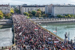 Предизборен сблъсък: Орбан и опозицията мобилизираха Унгария на националния празник